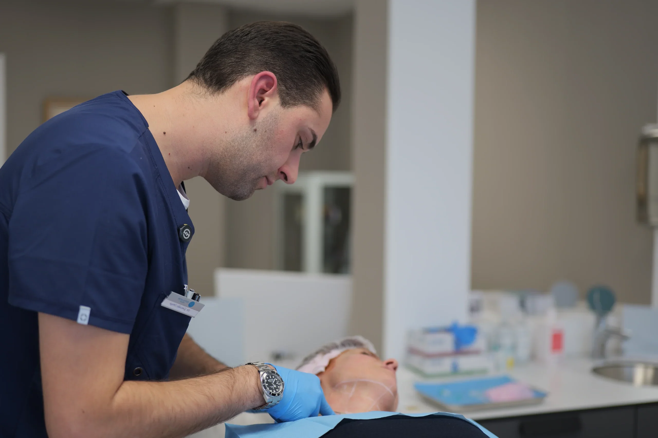 Dr. Miguel González Ortega realizando un tratamiento de medicina estética en el Hospital Pío XII